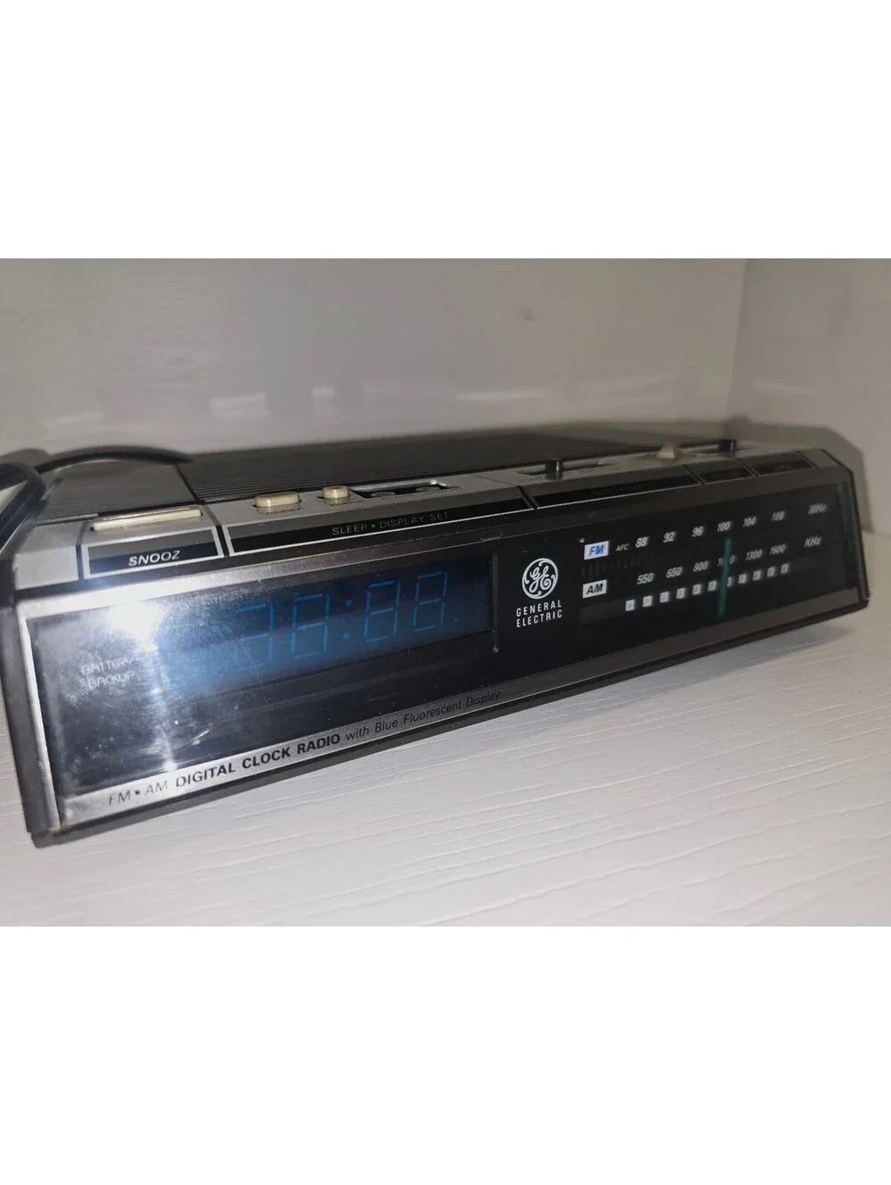 Vintage GE Digital Alarm Clock Radio Blue Fluorescent Display Woodgrain 7-4640A